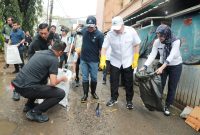 Menteri Lingkungan Hidup Hanif Faisol Nurofiq, bersama Walikota Serang Budi Rustandi, saat melakukan bersih-bersih sampah di Pasar Rau Kota Serang I Dok. Istimewa