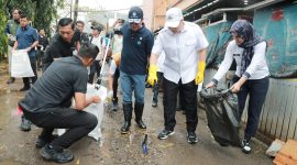 Menteri Lingkungan Hidup Hanif Faisol Nurofiq, bersama Walikota Serang Budi Rustandi, saat melakukan bersih-bersih sampah di Pasar Rau Kota Serang I Dok. Istimewa
