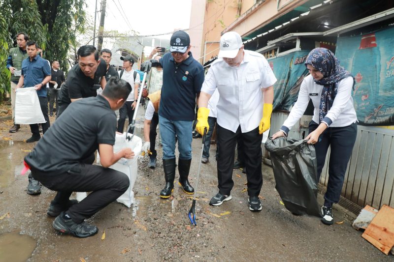 Menteri Lingkungan Hidup Hanif Faisol Nurofiq, bersama Walikota Serang Budi Rustandi, saat melakukan bersih-bersih sampah di Pasar Rau Kota Serang I Dok. Istimewa