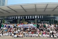 Ratusan anak yatim foto besama dengan pengurus Yayasan Cahaya Peduli Sesama (Yatim Care) dan donatur kegiatan sosial bertajuk Belanja Baju Lebaran untuk Yatim di depan Matahari Department Store Supermall Karawaci pada Kamis, 12 Maret 2026. (Dok. Istimewa)