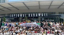 Ratusan anak yatim foto besama dengan pengurus  Yayasan Cahaya Peduli Sesama (Yatim Care) dan donatur kegiatan sosial bertajuk Belanja Baju Lebaran untuk Yatim di depan Matahari Department Store Supermall Karawaci pada Kamis, 12 Maret 2026. (Dok. Istimewa)