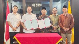 Walikota Serang, Budi Rustandi, saat menunjukan berita acara usai penandatanganan nota kesepahaman atau Memorandum of Understanding (MoU) dnegan Wakaf Al-Qur'an (BWA) Provinsi Banten I Dok. Istimewa