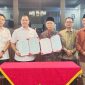 Walikota Serang, Budi Rustandi, saat menunjukan berita acara usai penandatanganan nota kesepahaman atau Memorandum of Understanding (MoU) dnegan Wakaf Al-Qur'an (BWA) Provinsi Banten I Dok. Istimewa