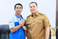 Walikota Serang, Budi Rustandi, saat foto bersama dengan salah satu pengurus Aliansi Serikat Pekerja Buruh (ASPB) Kota Serang I Dok. Istimewa