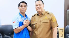 Walikota Serang, Budi Rustandi, saat foto bersama dengan salah satu pengurus Aliansi Serikat Pekerja Buruh (ASPB) Kota Serang I Dok. Istimewa