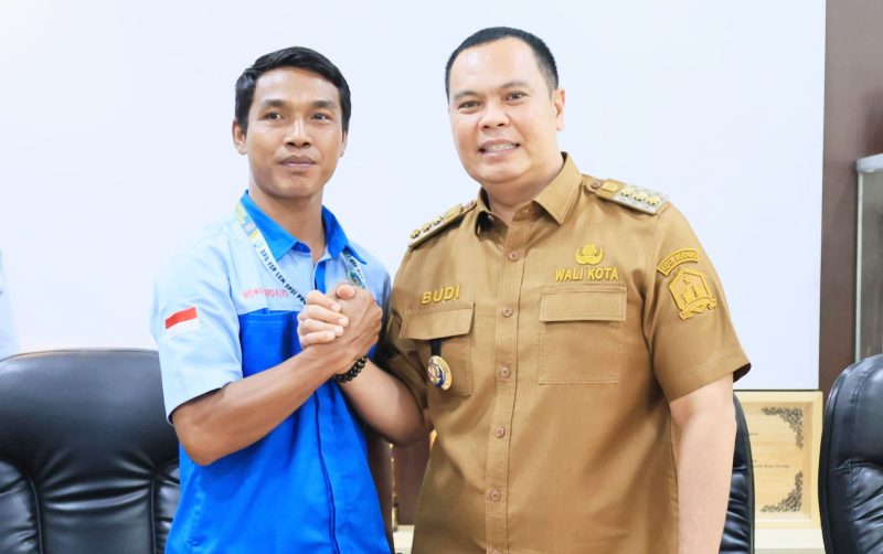Walikota Serang, Budi Rustandi, saat foto bersama dengan salah satu pengurus Aliansi Serikat Pekerja Buruh (ASPB) Kota Serang I Dok. Istimewa