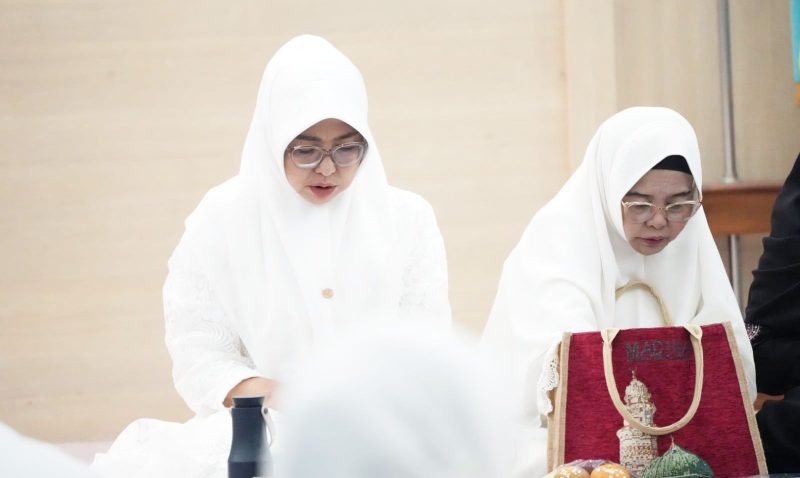 Bupati Pandeglang, Dewi Setiani saat ia menghadiri istighotsah memperingati Hari Jadi Kabupaten Pandeglang ke-152 di Pendopo Pandeglang, Kamis, 2 April 2026 malam. | Dok. Difeni - BNC