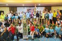 Kepala Dindikbud Kabupaten Serang, Aber Nurhadi, saat menyerahkan piala kepada pemenang juara umum O2SN dan FLS3N tahun 2026 I Dok. Roy-BNC