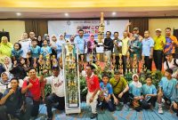 Kepala Dindikbud Kabupaten Serang, Aber Nurhadi, saat menyerahkan piala kepada pemenang juara umum O2SN dan FLS3N tahun 2026 I Dok. Roy-BNC