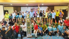 Kepala Dindikbud Kabupaten Serang, Aber Nurhadi, saat menyerahkan piala kepada pemenang juara umum O2SN dan FLS3N tahun 2026 I Dok. Roy-BNC