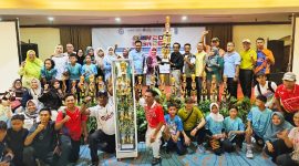 Kepala Dindikbud Kabupaten Serang, Aber Nurhadi, saat menyerahkan piala kepada pemenang juara umum O2SN dan FLS3N tahun 2026 I Dok. Roy-BNC