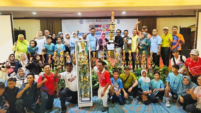 Kepala Dindikbud Kabupaten Serang, Aber Nurhadi, saat menyerahkan piala kepada pemenang juara umum O2SN dan FLS3N tahun 2026 I Dok. Roy-BNC