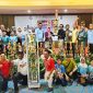 Kepala Dindikbud Kabupaten Serang, Aber Nurhadi, saat menyerahkan piala kepada pemenang juara umum O2SN dan FLS3N tahun 2026 I Dok. Roy-BNC