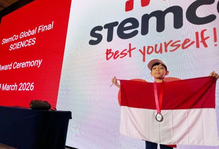 Siswa kelas III SD Murid Merdeka di Kecamatan Cipondoh, Arjunna Adisudarma, berhasil menorehkan prestasi pada ajang StemCo Science Olympiad 2026 yang dihelat di National University of Singapore (NUS), Singapura l Dok. Istimewa
