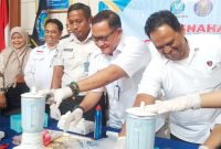 Plt Kepala BNN Banten, Kombes Pol. Kra Dinnar Widargo, saat memusnahkan barang bukti narkotika jenis sabu hasil ungkap kasus penumpang pesawat di Bandara Soetta, Tangerang I Dok. Roy-BNC