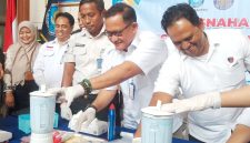 Plt Kepala BNN Banten, Kombes Pol. Kra Dinnar Widargo, saat memusnahkan barang bukti narkotika jenis sabu hasil ungkap kasus penumpang pesawat di Bandara Soetta, Tangerang I Dok. Roy-BNC