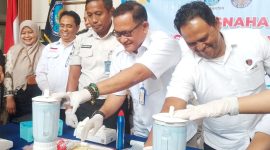 Plt Kepala BNN Banten, Kombes Pol. Kra Dinnar Widargo, saat memusnahkan barang bukti narkotika jenis sabu hasil ungkap kasus penumpang pesawat di Bandara Soetta, Tangerang I Dok. Roy-BNC