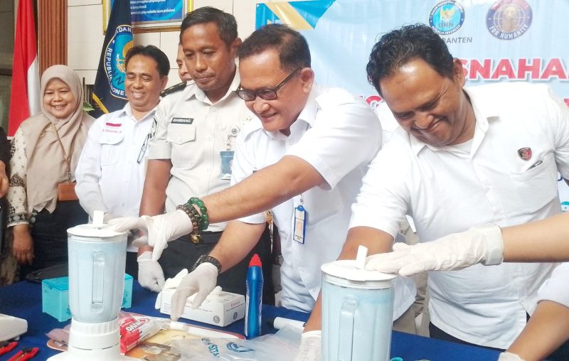 Plt Kepala BNN Banten, Kombes Pol. Kra Dinnar Widargo, saat memusnahkan barang bukti narkotika jenis sabu hasil ungkap kasus penumpang pesawat di Bandara Soetta, Tangerang I Dok. Roy-BNC