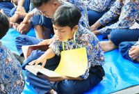 Salah satu siswa SMPN 5 Kota Serang saat sedang membaca Al-Quran, dalam acara Tasyakuran dan Tadarusan bersama Walikota Serang Budi Rustandi di lapangan sekolah tersebut I Dok. Roy-BNC