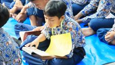 Salah satu siswa SMPN 5 Kota Serang saat sedang membaca Al-Quran, dalam acara Tasyakuran dan Tadarusan bersama Walikota Serang Budi Rustandi di lapangan sekolah tersebut I Dok. Roy-BNC
