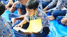 Salah satu siswa SMPN 5 Kota Serang saat sedang membaca Al-Quran, dalam acara Tasyakuran dan Tadarusan bersama Walikota Serang Budi Rustandi di lapangan sekolah tersebut I Dok. Roy-BNC