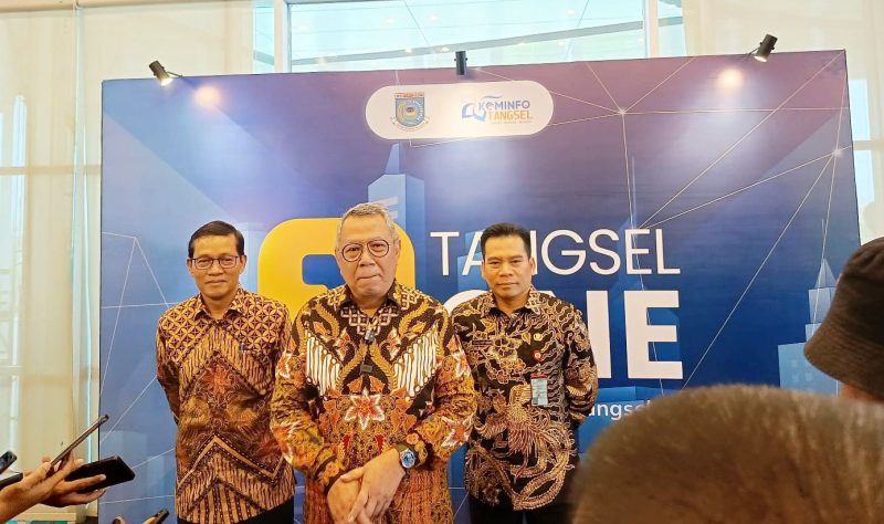 Walikota Tangerang Selatan Benyamin Davnie saat diwawancarai wartawan usai peluncuran Tangsel One di ruang Blandongan Puspemkot Tangerang Selatan l Dok. Dwi MY-BNC