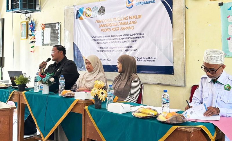 Salah satu dosen Fakultas Hukum Unpam Serang saat memaparkan materi kepada siswa MA Darul Irfan Kota Serang, dalam rangka pengabdian kepada masyarakat I Dok. Roy-BNC