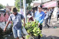 Wakil Walikota Serang, Nur Agis Aulia, saat melakukan kegiatan bersih-bersih sampah di Kecamatan Kasemen I Dok. Istimewa