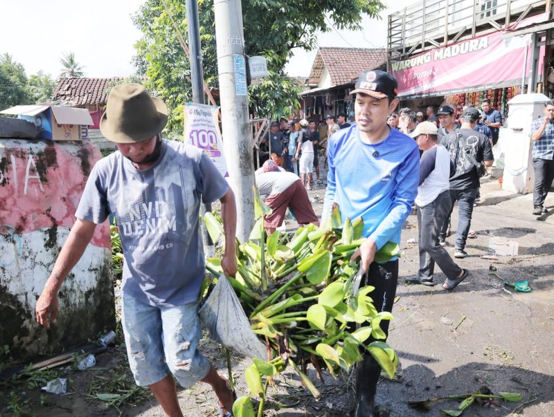 Wakil Walikota Serang, Nur Agis Aulia, saat melakukan kegiatan bersih-bersih sampah di Kecamatan Kasemen I Dok. Istimewa