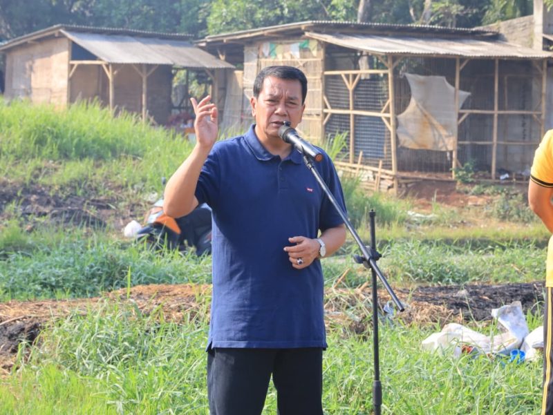 Bupati Tangerang Mochamad Maesyal Rasyid saat Korve Jumat Bersih di Desa Tobat, Kecamatan Balaraja l Dok. Istimewa