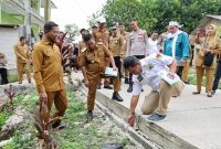 Gubernur Banten Andra Soni didampingi Ketua DPRD Banten Fahmi Hakim dan Kepala Dinas PUPR Banten Arlan Marzan meninjau hasil pembangunan Program Bangun Jalan Desa Sejahtera l Dok. Istimewa