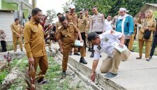 Gubernur Banten Andra Soni didampingi Ketua DPRD Banten Fahmi Hakim dan Kepala Dinas PUPR Banten Arlan Marzan meninjau hasil pembangunan Program Bangun Jalan Desa Sejahtera l Dok. Istimewa