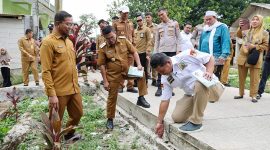 Gubernur Banten Andra Soni didampingi Ketua DPRD Banten Fahmi Hakim dan Kepala Dinas PUPR Banten Arlan Marzan meninjau hasil pembangunan Program Bangun Jalan Desa Sejahtera l Dok. Istimewa