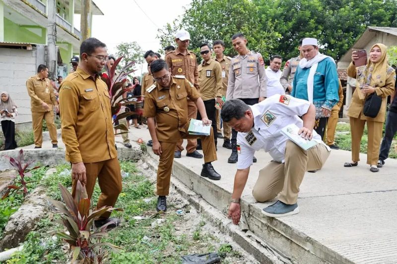 Gubernur Banten Andra Soni didampingi Ketua DPRD Banten Fahmi Hakim dan Kepala Dinas PUPR Banten Arlan Marzan meninjau hasil pembangunan Program Bangun Jalan Desa Sejahtera l Dok. Istimewa