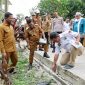 Gubernur Banten Andra Soni didampingi Ketua DPRD Banten Fahmi Hakim dan Kepala Dinas PUPR Banten Arlan Marzan meninjau hasil pembangunan Program Bangun Jalan Desa Sejahtera l Dok. Istimewa