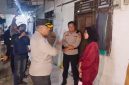 Aparat gabungan Satreskrim Polresta Tangerang dan Unit Reskrim Polsek Cikupa saat menyeldiki kasus kematian tukang cilok di Cikupa l Dok. Red