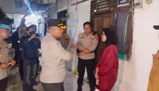 Aparat gabungan Satreskrim Polresta Tangerang dan Unit Reskrim Polsek Cikupa saat menyeldiki kasus kematian tukang cilok di Cikupa l Dok. Red