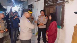 Aparat gabungan Satreskrim Polresta Tangerang dan Unit Reskrim Polsek Cikupa saat menyeldiki kasus kematian tukang cilok di Cikupa l Dok. Red
