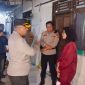 Aparat gabungan Satreskrim Polresta Tangerang dan Unit Reskrim Polsek Cikupa saat menyeldiki kasus kematian tukang cilok di Cikupa l Dok. Red
