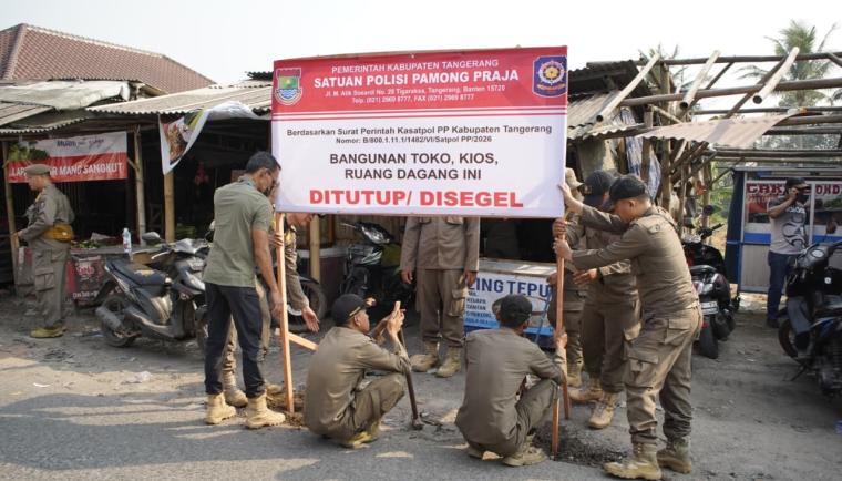 Satpol PP Kabupaten Tangerang tertibkan puluhan dan kios di kawasan eks tempat penampungan pasar sementara (TPPS) Pasar Cisoka l Dok. Istimewa