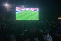 Sekumpulan warga menonton pertandingan sepak bola l Dok. Istimewa