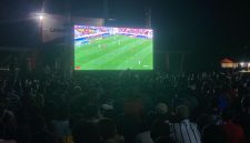 Sekumpulan warga menonton pertandingan sepak bola l Dok. Istimewa