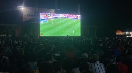 Sekumpulan warga menonton pertandingan sepak bola l Dok. Istimewa