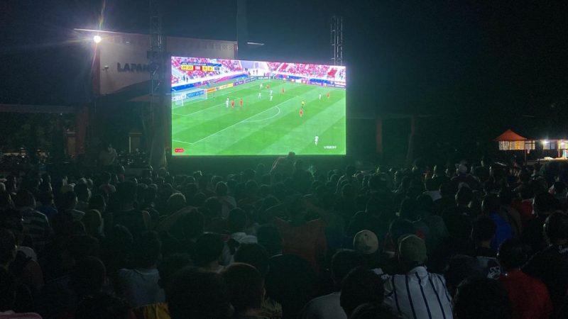 Sekumpulan warga menonton pertandingan sepak bola l Dok. Istimewa