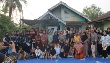 Mahasiswa Kelompok 10 KKM Tematik Reguler Untirta dan perwakilan Bank Sampah menggelar penyuluhan pengelolaan sampah berkelanjutan l Dok. Istimewa