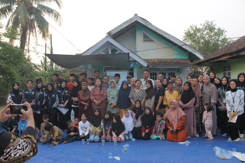 Mahasiswa Kelompok 10 KKM Tematik Reguler Untirta dan perwakilan Bank Sampah menggelar penyuluhan pengelolaan sampah berkelanjutan l Dok. Istimewa