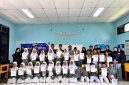 Mahasiswa Untirta dan siswa kelas 6A MIN 3 Serang berfoto bersama di sela kunjungan literasi l Dok. Istimewa