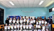 Mahasiswa Untirta dan siswa kelas 6A MIN 3 Serang berfoto bersama di sela kunjungan literasi l Dok. Istimewa