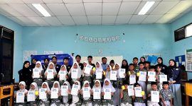 Mahasiswa Untirta dan siswa kelas 6A MIN 3 Serang berfoto bersama di sela kunjungan literasi l Dok. Istimewa