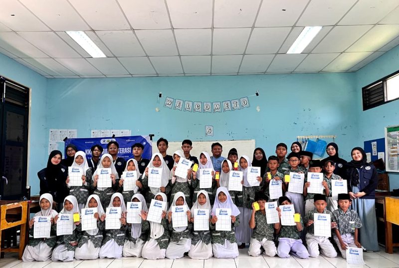 Mahasiswa Untirta dan siswa kelas 6A MIN 3 Serang berfoto bersama di sela kunjungan literasi l Dok. Istimewa